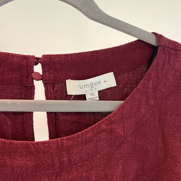 Women’s UMGEE Tiered Burgundy Tunic Top - Picture 2 of 4